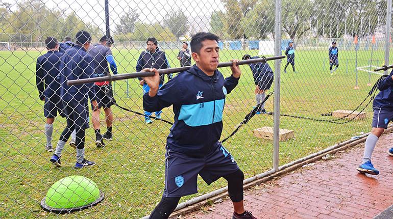 Amilcar Sánchez, volante de Aurora, durante una de las prácticas. | Carlos López