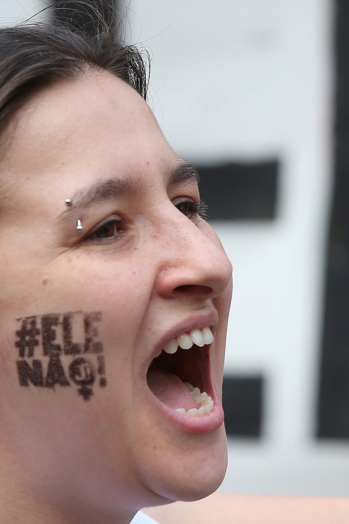 Mujeres gritan consignas en una manifestación contra el candidato ultraderechista a la presidencia de Brasil Jair Bolsonaro hoy, sábado 29 de septiembre de 2018, en la ciudad de Río de Janeiro (Brasil). Bajo el lema @Él no EFE