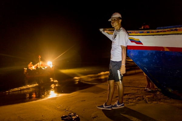 Un pescador venezolano monta guardia con un arma casera ante la amenaza de piratas (AP)