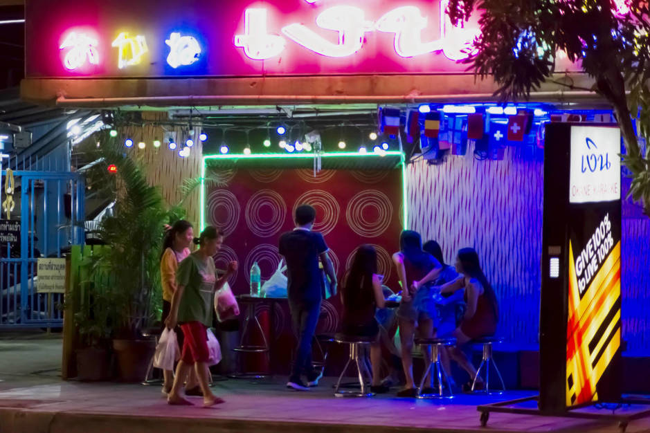 Club de karaoke para residentes en Bangkok, en cuyo neón dice 