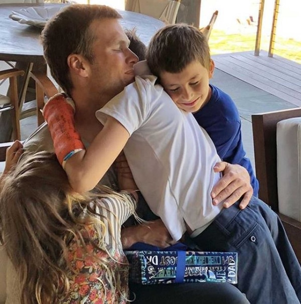 Tom Brady con sus otros dos hijos