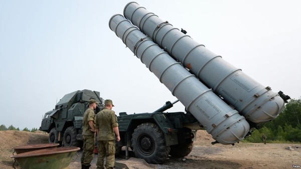 Una lanzadera de misiles S-300. Las baterías cuentan además con otros vehículos que portan radares y el centro de mando y control de tiro