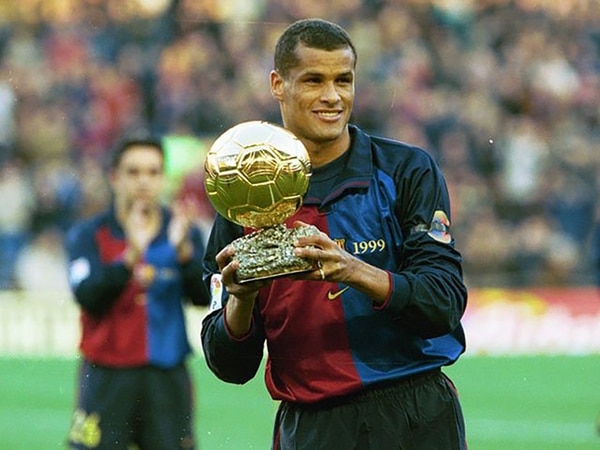 Rivaldo con la camiseta del Barcelona y el Balón de Oro