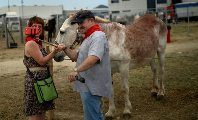 Los selfies con animales son un clásico (Reuters/Vincent West)