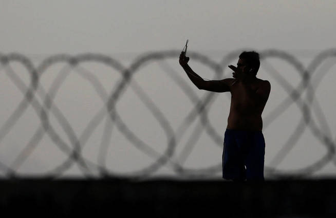 Cualquier sitio es bueno para hacerse un selfie (Reuters/Nacho Doce)