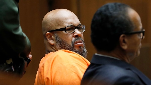 Suge Knight levaba una gran cruz y un traje carcelario naranja durante la audiencia, que cerró una saga de casi cuatro años por la confrontación fatal del 2015