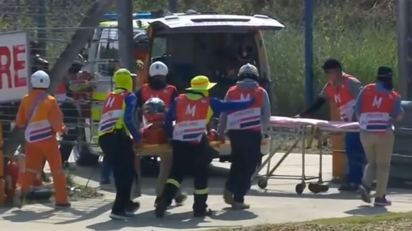 El español abandonó la pista en ambulancia