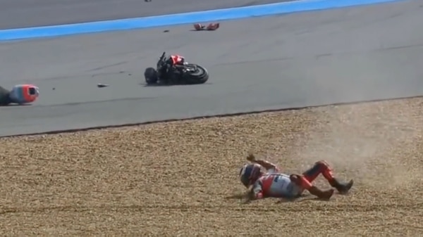 Lorenzo salió expulsado de su moto