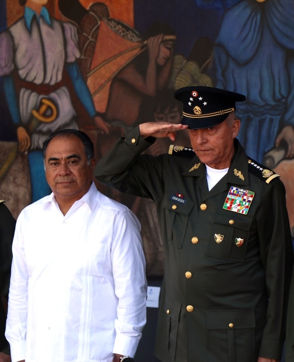 El secretario de la Defensa Nacional (Sedena) de México, Salvador Cienfuegos (d), acompañado del Gobernador del estado de Guerrero, Héctor Astudillo (i). (EFE/Francisca Meza)