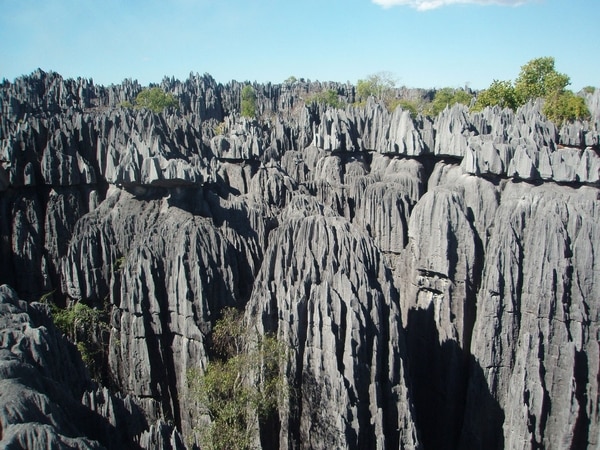 La piedra caliza afilada desgarra el horizonte. Foto: Himraj Singh Soin