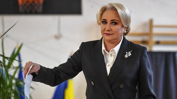 Viorica Dancila, primera ministra de Rumania, vota en el referéndum para prohibir el matrimonio gay en Rumania (AFP)