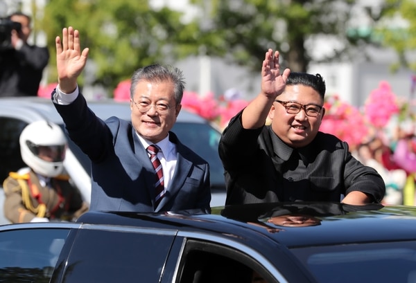 El presidente surcoreano Moon Jae-in y el dictador norcoreano Kim Jong-un durante un encuentro en Pyongyang en septiembre (AFP / Pyeongyang Press Corps)