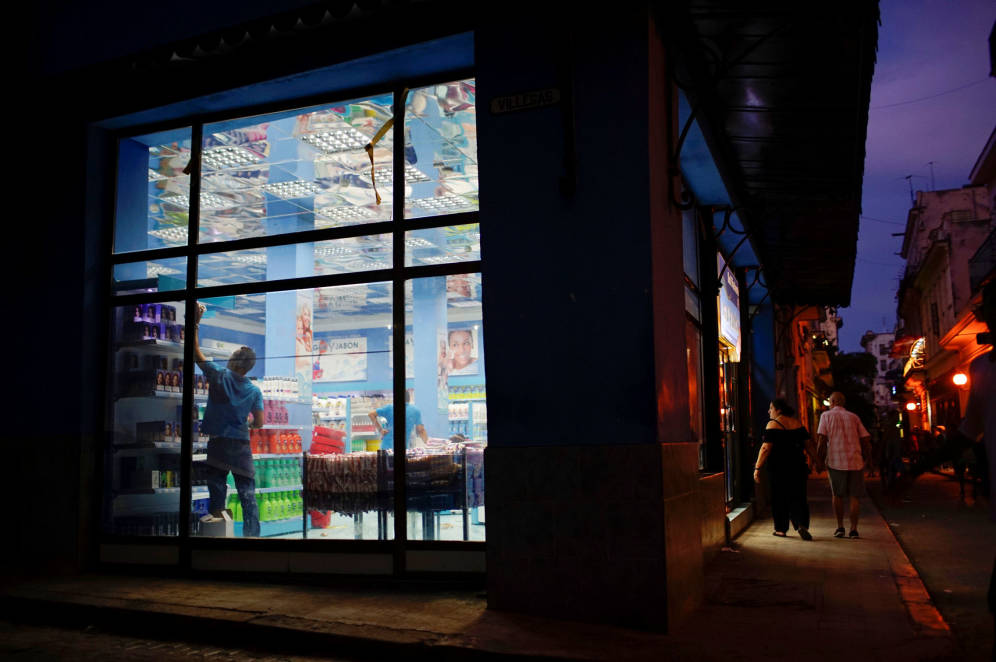 Foto: Un empleado trabaja dentro de una tienda estatal en La Habana, en septiembre de 2017. (Reuters)