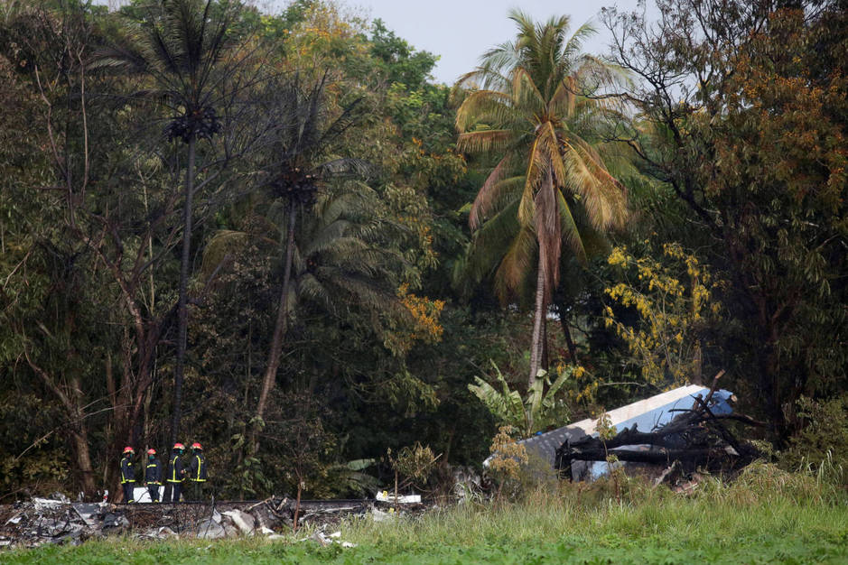 Bomberos trabajan junto a los restos del Boeing 737 accidentado a las afueras de La Habana, el 18 de mayo de 2018. (Reuters)