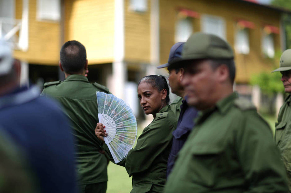 Oficiales del ejército cubano visitan la casa natal de Fidel y Raúl Castro, convertida en un museo, en junio de 2016. (Reuters)