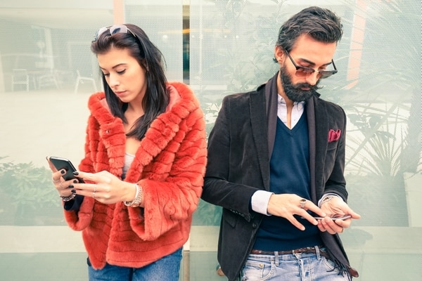 Antes de la presencia generalizada del celular era difícil ignorar a quien se tenía al lado. (iStock)