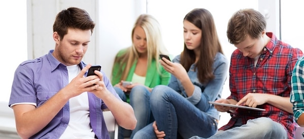 La adicción a internet, el miedo a perderse algo y la falta de autocontrol subyacen al phubbing.