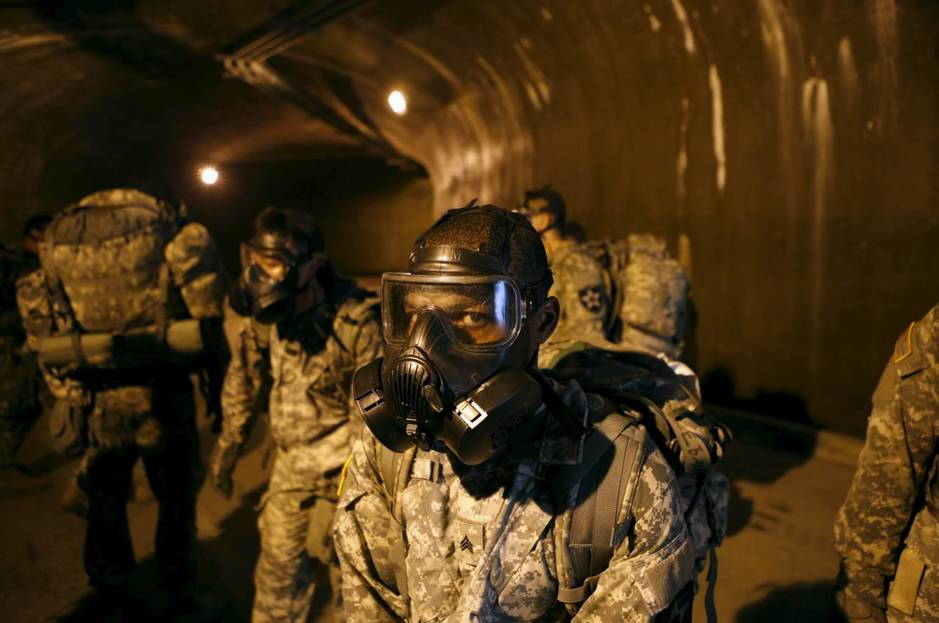 Soldados estadounidenses con máscaras de gas durante unos ejercicios en Uijeongbu, Corea del Sur. (Reuters)
