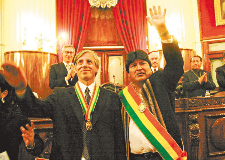 Periodo. Evo Morales y Álvaro García juran ante el Congreso en 2005.