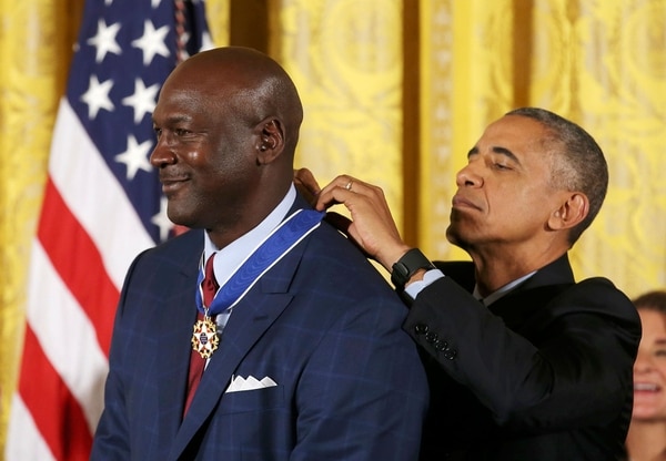Michael Jordan condecorado por Obama (Reuters)