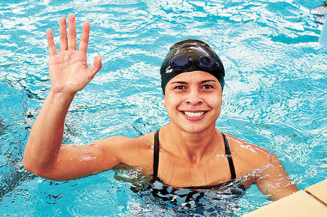 Karen con el brazo derecho en alto después de una competencia. Foto: Pedro Laguna