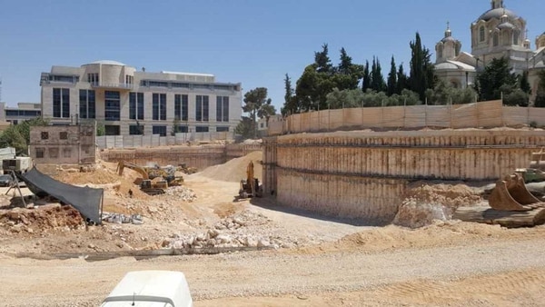 La fosa común fue descubierta en el patio trasero de la Municipalidad de Jerusalén