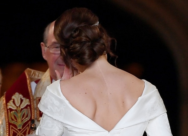 Vestido de novia con escote en V frontal y en la espalda