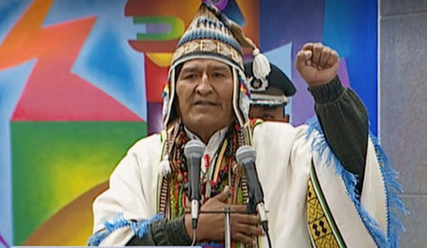 El presidente Evo Morales hace el símbolo del puño izquierdo en alto.