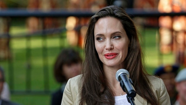 Angelina Jolie disfruta de su romance puertas adentro, en su amnsión de Los Angeles