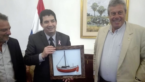 El vicepresidente paraguayo, Hugo Velázquez, junto a Enrique Antía, precandidato a presidente de Uruguay