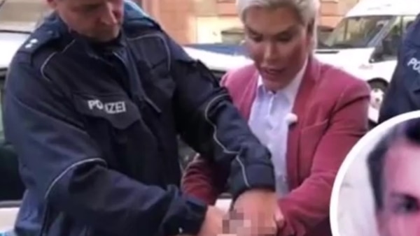 Arrestaron al Ken humano por no presentar un pasaporte válido (captura YouTube)