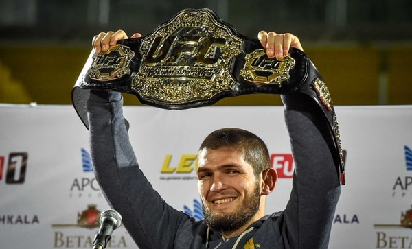 (AFP) Nurmagomedov se quedó con el cinturón
