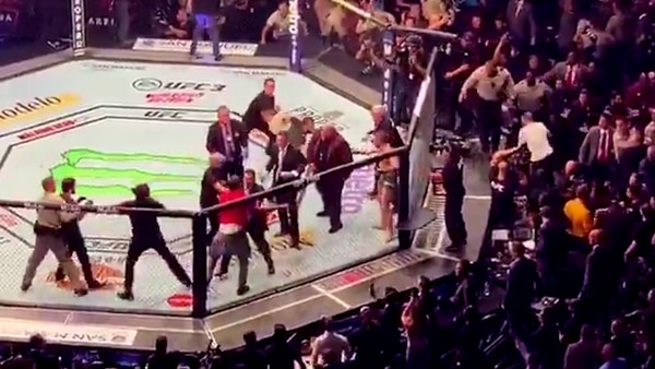 McGregor fue atacado por hasta tres compañeros de Khabib