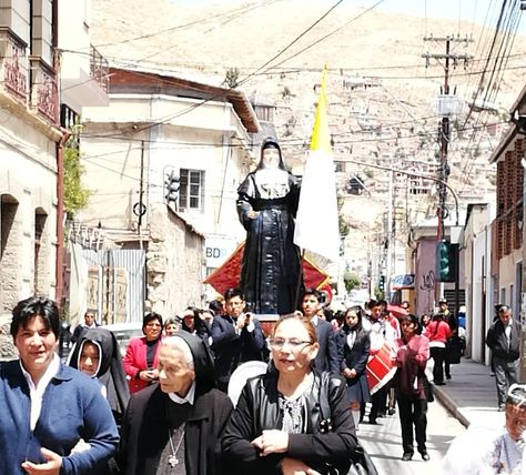 La imagen de Nazaria Ignacia es llevada en hombros en una procesión que partió de la Iglesia de las Misioneras Cruzadas en Oruro. Foto: Juan Mejía