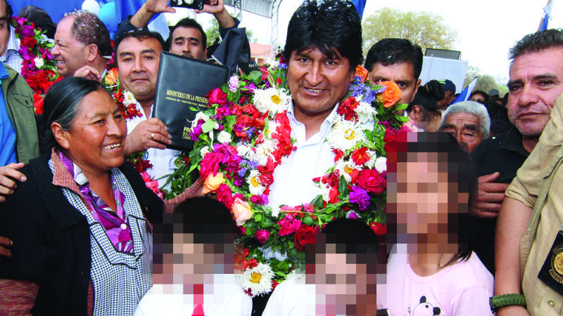 Niños cantan y recitan en dos proclamaciones de Evo Morales
