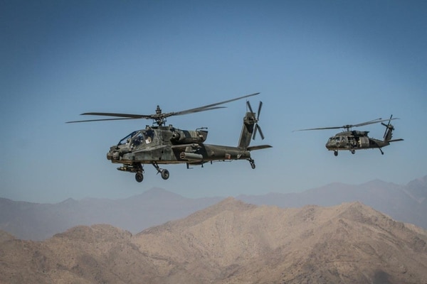 Patrullas de helicópteros AH-64 Apache vuelan por el este de Afganistán (U.S. Army /Sgt. Kap Kim, Combined Joint Task Force-10 Public Affairs)