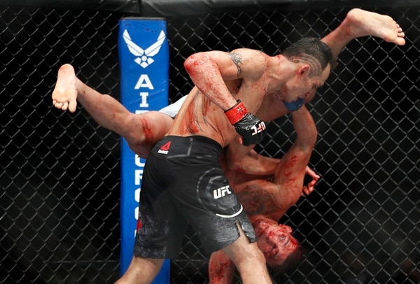 Tony Ferguson (de ropa negra) sería el próximo rival de Khabib (AP)