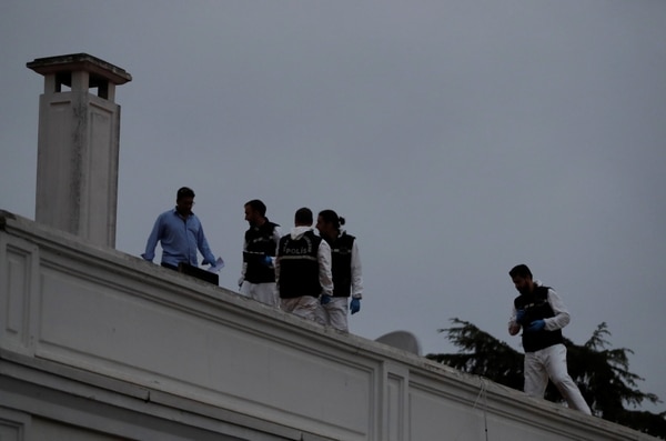Forenses revisan el techo de la residencia consular, a donde llegaron varias camionetas tras la desaparición de Khashoggi (Reuters)