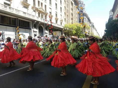 Residentes bolivianos bailan en las calles de Buenos Aires - Argentina.