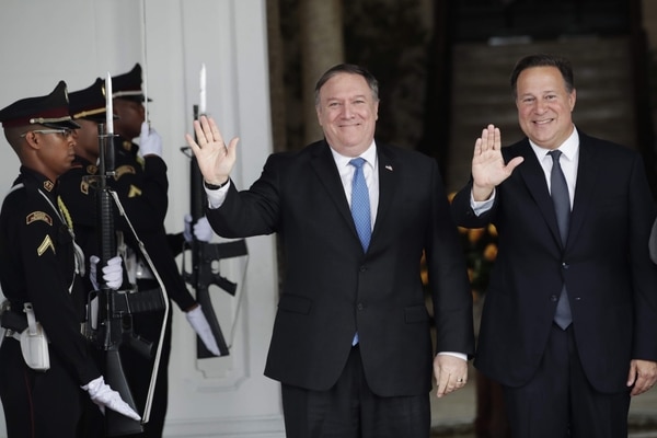 El secretario de Estado de EE.UU., Mike Pompeo y el presidente de Panamá, Juan Carlos Varela en el palacio presidencial, en Ciudad de Panamá (Panamá). (EFE/Bienvenido Velasco)