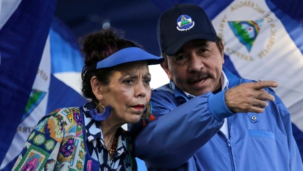 El presidente Daniel Ortega y su esposa, la vicepresidente Rosario Murillo (AFP)