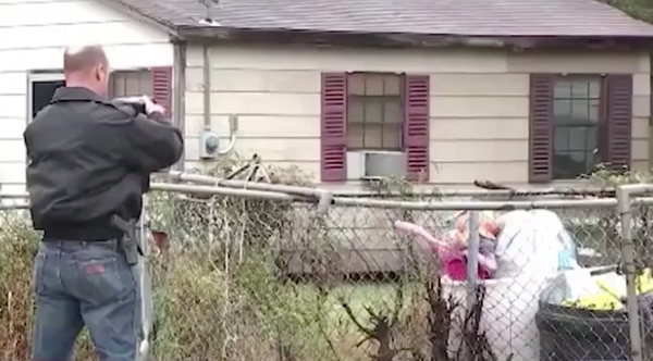 Agentes de la policía toman fotos de la vivienda de la familia de la bebé Royalty Marie Floyd en Shaw, Mississippi