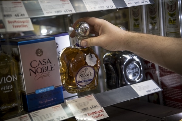 Un empleado coloca una botella de tequila Casa Noble en una tienda de Walnut Creek (California) (Bloomberg / David Paul Morris)