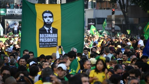 Una bandera pide a “Bolsonaro presidente” (AFP)