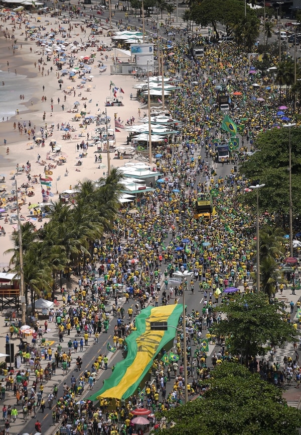 Miles de brasileños se movilizaron por Río de Janeiro (AFP)