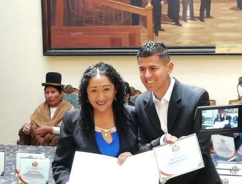 La Diputada por el Movimiento al Socialismo (MAS), Mireya Montaño, entrega el reconocimiento a Juan Carlos Arce. Foto: Cámara de Diputados.