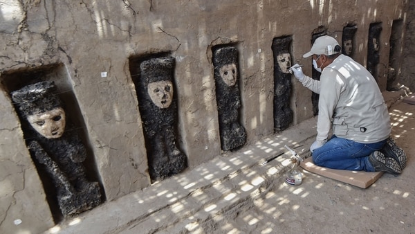 Los ídolos son de color negro y tienen máscaras de arcilla
