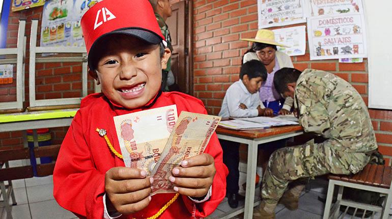 Un estudiante de la U.E María Ayma de Vinto muestra su alegría tras recibir el bono de Bs 200, ayer. | José Rocha