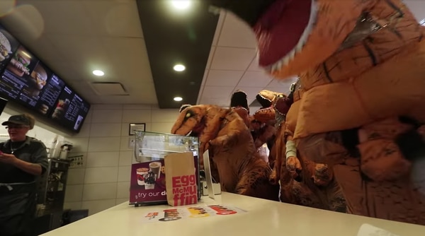En una de las bromas grabadas y publicadas por Mr.Beast aparecen decenas de personas disfrazadas de dinosaurios invadiendo lugares públicos