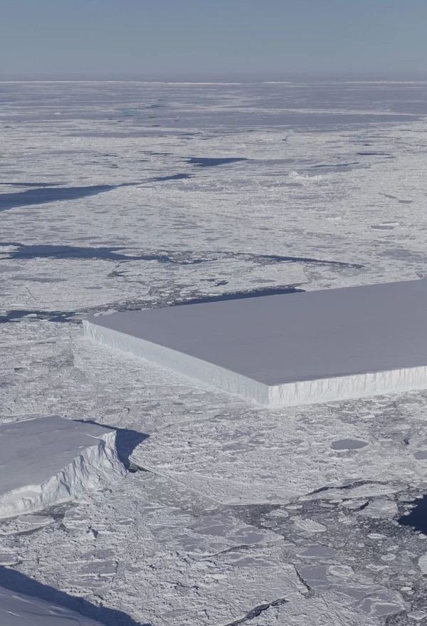 El iceberg rectangular captado por la operación IceBridge de la NASA. Sus ángulos tan pronunciados serían prueba de que se desprendió recientemente de la plataforma Larsen C (NASA/IceBridge)